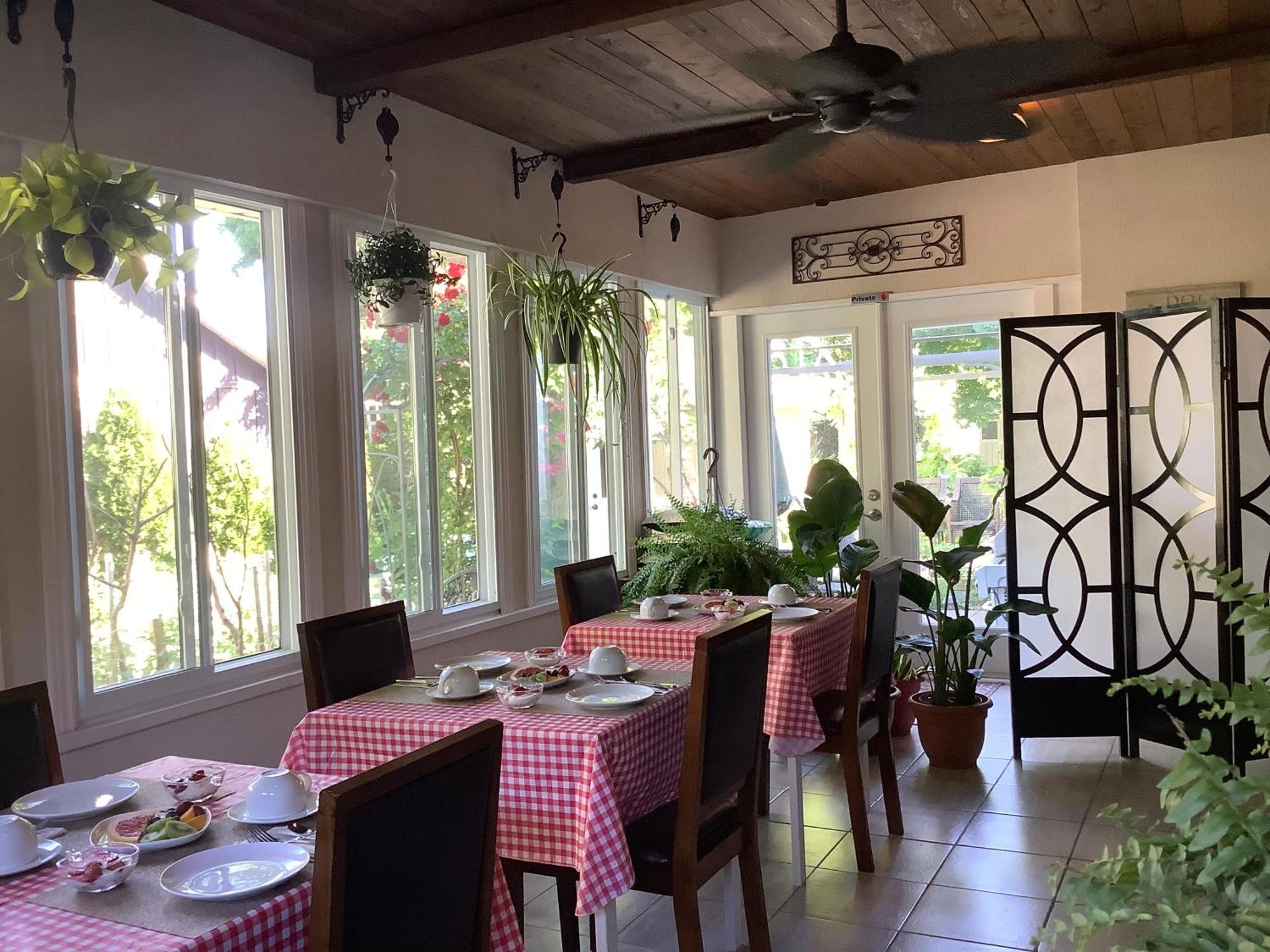 Bed and Breakfast Via Veneto - Old Town Niagara-on-the-Lake Екстер'єр фото